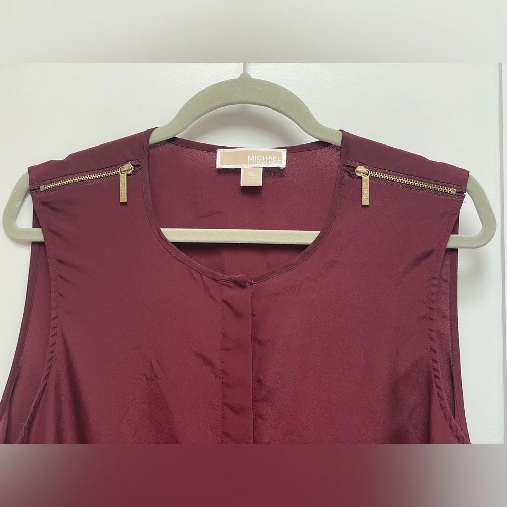 ☀️2/$20 Michael Kors Burgundy Red Boxy Blouse Sleeveless Top Zip Shoulder Design